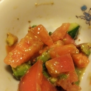 アボカドときゅうりとトマトのサラダ